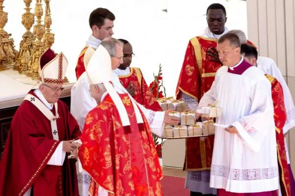 Il Papa consegna il pallio al Cardinale Aguiar Retes  |  | Daniel Ibanez CNA