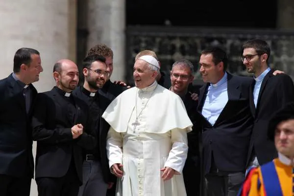 Papa Francesco con un gruppo di sacerdoti in una udienza generale  |  | Susanne Dedden/EWTN