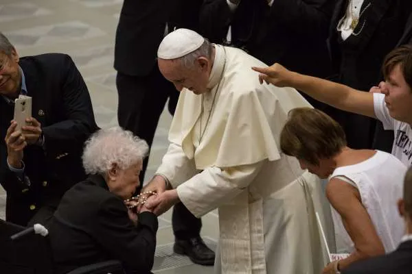 Il Papa saluta una donna anziana  |  | Alessio di Cintio/CNA