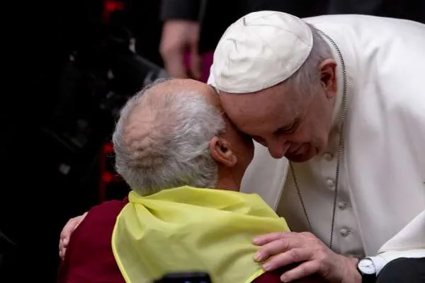 Papa Francesco saluta un anziano |  | Daniel Ibanez CNA