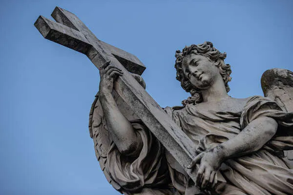 L'angelo di Ponte Sant' Angelo a Roma con la Croce della Passione  |  | Daniel Ibanez/ EWTN