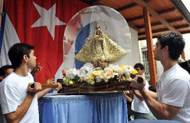 La immagine della Virgen de la Caridad del Cobre in processione  |  | CC