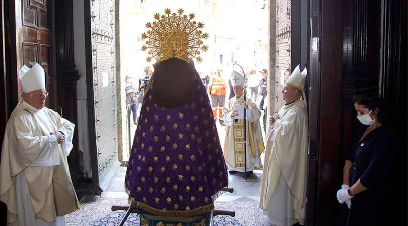 Virgen de los Desemparados | La Virgen de los Desemparados esposta alla porta della cattedrale di Valencia, 10 maggio 2020 | ArchiValencia / Manolo Guallart