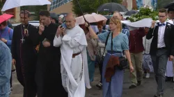 Il vescovo Jourdan guida il pellegrinaggio verso la cappella di Maria di Viru-Nigula / Chiesa Cattolica Estone