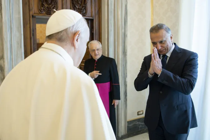 Papa Francesco e il Primo Ministro iracheno | Papa Francesco e il Primo Ministro iracheno Al-Khadimi, Palazzo Apostolico Vaticano, 2 luglio 2021 | Vatican Media / ACI Group