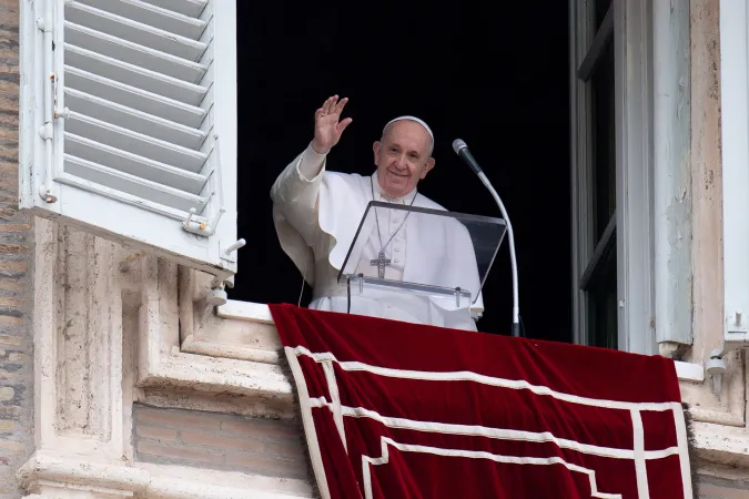 Papa Francesco, Angelus | Papa Francesco si affaccia dalla finestra del suo studio durante un Angelus | Vatican Media / ACI Group