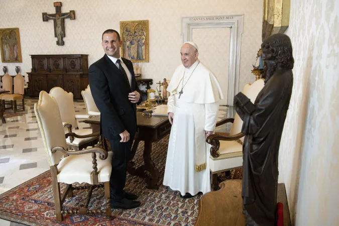 Papa Francesco, Robert Abela | Papa Francesco e il Primo Ministro Abela, Palazzo Apostolico, 8 ottobre 2021 | Vatican Media / ACI Group