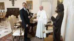 Papa Francesco e il Primo Ministro Abela, Palazzo Apostolico, 8 ottobre 2021 / Vatican Media / ACI Group
