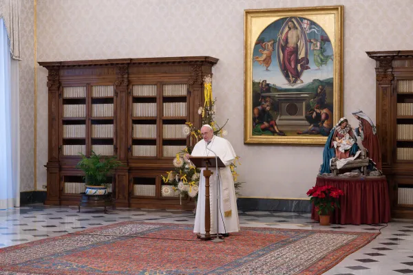 Papa Francesco durante una recita nell'Angelus in Biblioteca durante il tempo di Natale passato / Vatican Media / ACI Group