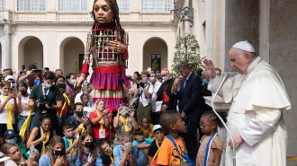 Papa Francesco incontra i bambini arrivati in Vaticano con Little Amal