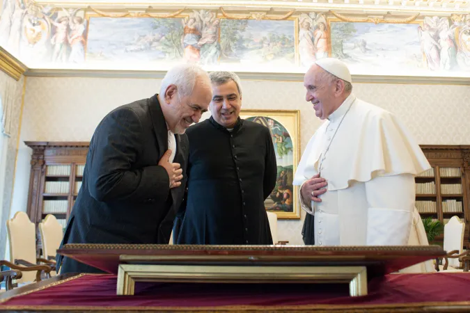 Papa Francesco, Zarif | Papa Francesco con il ministro degli Esteri iraniano Zarif, Palazzo Apostolico Vaticano, 18 maggio 2021 | Vatican Media / ACI Group