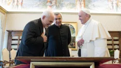 Papa Francesco con il ministro degli Esteri iraniano Zarif, Palazzo Apostolico Vaticano, 18 maggio 2021 / Vatican Media / ACI Group