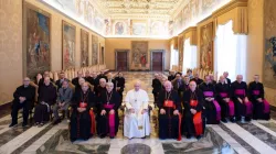 Papa Francesco con i membri del Pontificio Consiglio dei Testi Legislativi al termine dell'udienza del 20 febbraio 2020 / Vatican Media / ACI Group