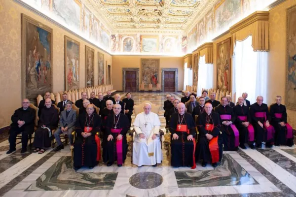 Papa Francesco con i membri del Pontificio Consiglio dei Testi Legislativi al termine dell'udienza del 20 febbraio 2020 / Vatican Media / ACI Group
