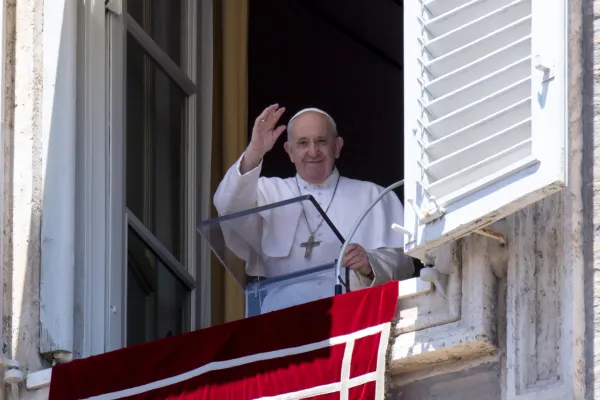 Papa Francesco saluta i fedeli al termine di un Angelus / Vatican Media / ACI Group