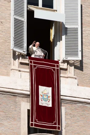 Papa Francesco, Angelus | Papa Francesco durante una passata preghiera dell'Angelus | Vatican Media / ACI Group