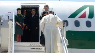 Papa Francesco in volo verso la Colombia
