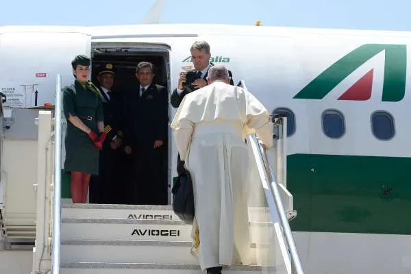 Papa Francesco entra in aereo durante uno dei suoi viaggi internazionali | Vatican Media / ACI Group