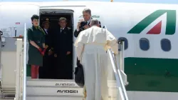 Papa Francesco entra in aereo durante uno dei suoi viaggi internazionali / Vatican Media / ACI Group