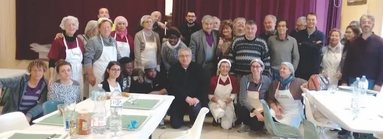 Don Giovanni Nerbini | Don Giovanni Nerbini (al centro) con un gruppo di volontari durante una delle sue iniziative di volontariato a Rignano | parrocchia di Rignano