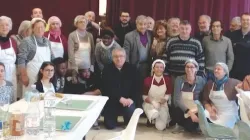 Don Giovanni Nerbini (al centro) con un gruppo di volontari durante una delle sue iniziative di volontariato a Rignano / parrocchia di Rignano