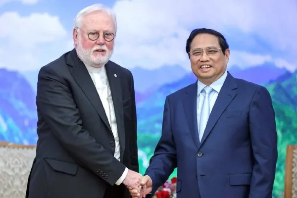 L'arcivescovo Gallagher con il primo ministro di Hanoi Phạm Minh Chính / Vatican Media