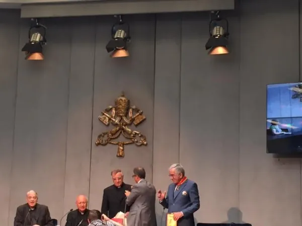 Monsignor Viganò premia Angelo Scelzo e Padre Benedettini |  | MM Acistampa