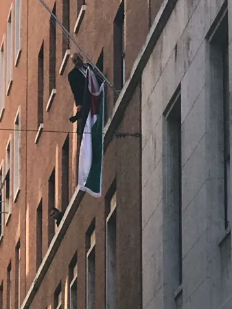 Ambasciata di Palestina presso la Santa Sede | La bandiera palestinese esposta alla sede dell'Ambasciata di Palestina presso la Santa Sede | Angela Ambrogetti / ACI Stampa