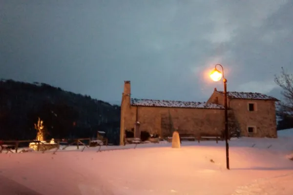 Il santuario di San Giovanni Paolo II a San Pietro alla Ienca coperto dalla neve dopo le nevicate di questi giorni. I collegamenti sono interrotti a causa del terremoto / Franca Corrieri / ACI Stampa