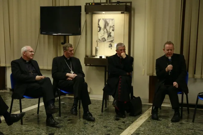 Vescovi irlandesi | Quattro dei vescovi irlandesi parlano in un briefing con i giornalisti dopo l'incontro con il Papa. Il primo da destra è l'arcivescovo Eamon Martin, primate di Irlanda,  Radio Vaticana, 20 gennaio 2017 | Daniel Ibanez / ACI Group