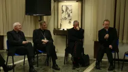 Quattro dei vescovi irlandesi parlano in un briefing con i giornalisti dopo l'incontro con il Papa. Il primo da destra è l'arcivescovo Eamon Martin, primate di Irlanda,  Radio Vaticana, 20 gennaio 2017 / Daniel Ibanez / ACI Group