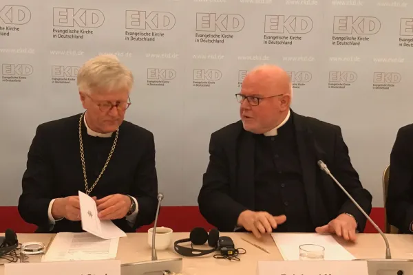 Il Cardinale Marx e l'arcivescovo Bedford Strohm durante la conferenza stampa al termine dell'incontro con Papa Francesco, Roma, 6 febbraio 2017 / Angela Ambrogetti / ACI Stampa 