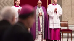 Papa Francesco durante la celebrazione penitenziale, Basilica Vaticana, 17 marzo 2017 / Daniel Ibanez / ACI Group