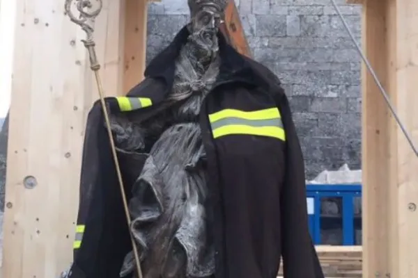 La statua di San Benedetto ritrovata dalle macerie della Basilica di Norcia, 21 marzo 2017 / TgCom24