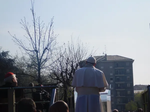 Papa Francesco alle Case Bianche  | Papa Francesco mentre parla con la popolazione delle Case Bianche, Milano, 25 marzo 2017 | Andrea Gagliarducci / ACI Stampa