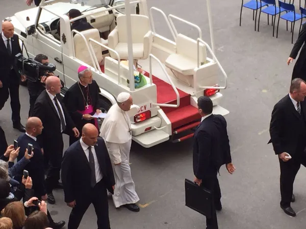 Papa Francesco a Mirandola | Papa Francesco arriva davanti al Duomo di Mirandola, 2 aprile 2017 | Marco Mancini / ACI Stampa