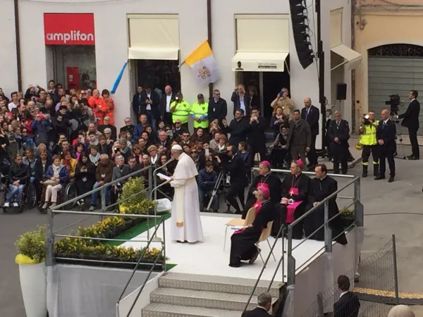 Papa Francesco a Mirandola | Papa Francesco parla alla popolazione davanti al Duomo di Mirandola, 2 aprile 2017 | Marco Mancini / ACI Stampa