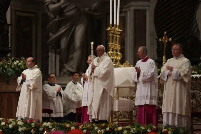 Papa Francesco durante la veglia pasquale | Papa Francesco durante la Veglia Pasquale nella Basilica di San Pietro, 15 aprile 2017 | Daniel Ibanez / ACI Group