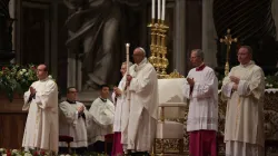Papa Francesco durante la Veglia Pasquale nella Basilica di San Pietro, 15 aprile 2017 / Daniel Ibanez / ACI Group