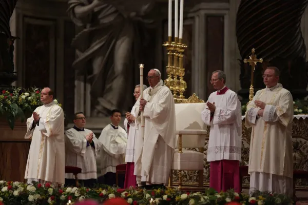 Papa Francesco durante la Veglia Pasquale nella Basilica di San Pietro, 15 aprile 2017 / Daniel Ibanez / ACI Group