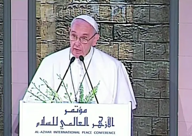 Papa Francesco parla durante la Conferenza della Pace organizzata da al Azhar, 28 aprile 2017 | CTV