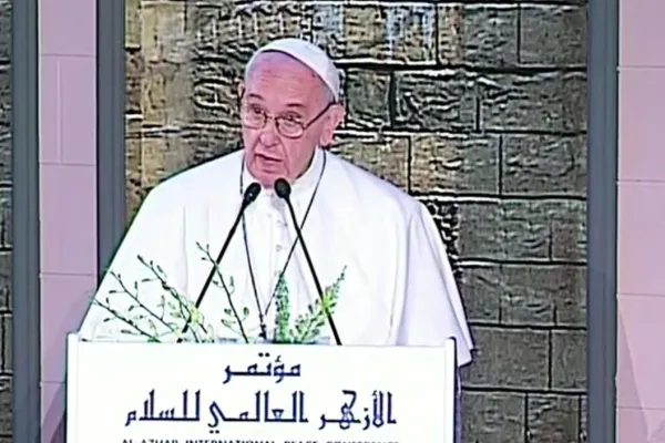 Papa Francesco parla durante la Conferenza della Pace organizzata da al Azhar, 28 aprile 2017 / CTV