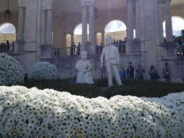 Francesco e Giacinta | Statue di Francesco e Giacinta, in un tripudio di fiori bianchi | Alexey Gotovsky / ACI Group