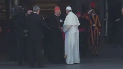 Papa Francesco arriva all'Assemblea Generale della CEI, salutato dal presidente, il Cardinale Angelo Bagnasco / Marco Mancini / ACI Stampa