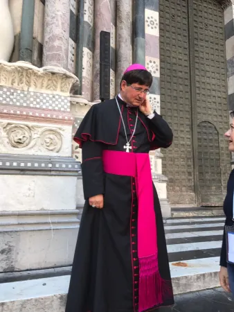 II vescovo Nicolò Anselmi, ausiliare di Genova, in attesa del Papa davanti la cattedrale di San Lorenzo | Angela Ambrogetti - ACI Stampa