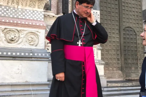 II vescovo Nicolò Anselmi, ausiliare di Genova, in attesa del Papa davanti la cattedrale di San Lorenzo / Angela Ambrogetti - ACI Stampa