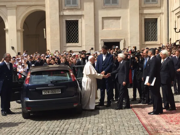 Papa Francesco al Quirinale | Papa Francesco arriva al Quirinale salutato dal presidente Mattarella, 10 giugno 2017 | Marco Mancini / ACI Stampa