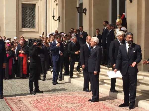 Papa Francesco al Quirinale | Il presidente Mattarella attende l'arrivo di Papa Francesco al Quirinale, 10 giugno 2017 | Marco Mancini / ACI Stampa