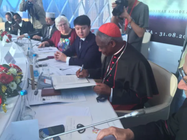 Il Cardinale Peter Turkson firma ad Astana la dichiarazione congiunta sulla salvaguardia del creato, Astana, Expo 2017, 31 agosto 2017 | RP / IHD 