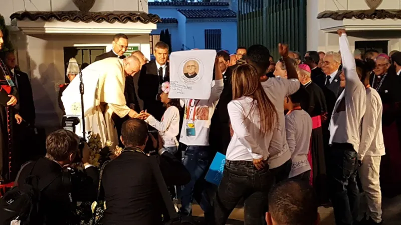 Papa Francesco in Colombia | Il Papa riceve i doni nella nunziatura apostolica, Bogotà, 6 settembre 2017 | David Ramos / ACI Group